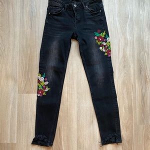 Zara Trafaluc Black Floral Frayed Jeans